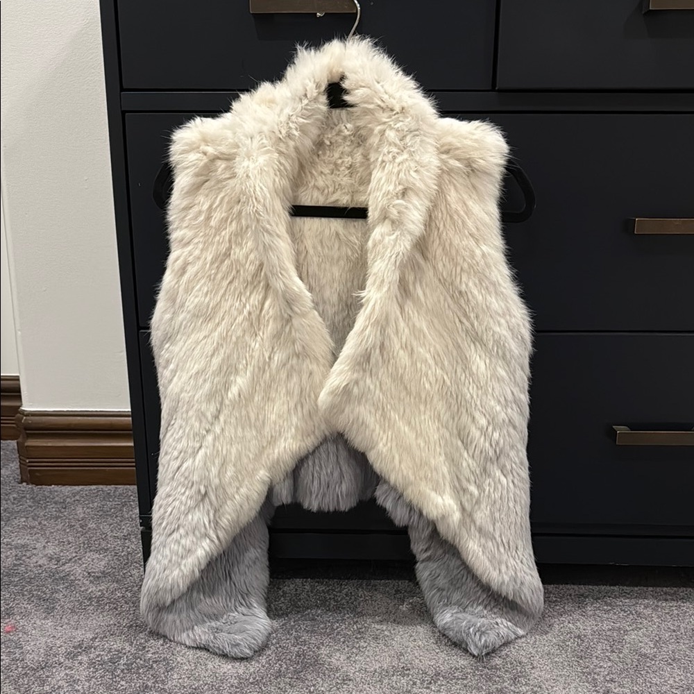 Elegant Faux Fur Vest in Cream and Gray